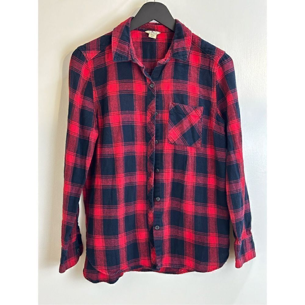 Woolrich size Junior Medium black and red shirt.